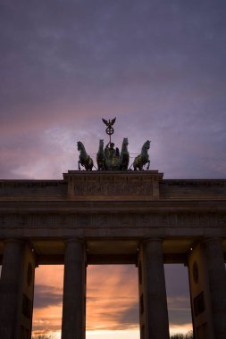 Brandenburg Kapısı, Almanya 'nın Berlin şehrinin en bilinen simgelerinden biridir.