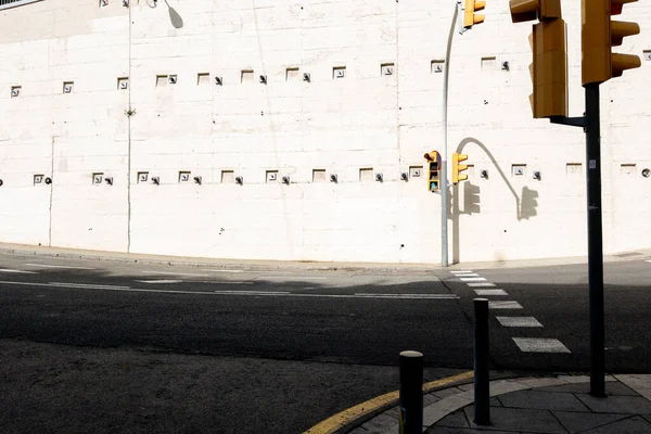Traffic Lights Concrete Wall Empty Street — Photo