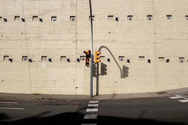 Traffic Lights Concrete Wall Empty Street — Photo