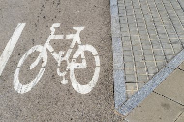 Barselona 'da bisikletler için özel bir şeritte trafik işareti