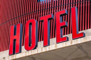 Modern otel tabelası kırmızı harflerle.