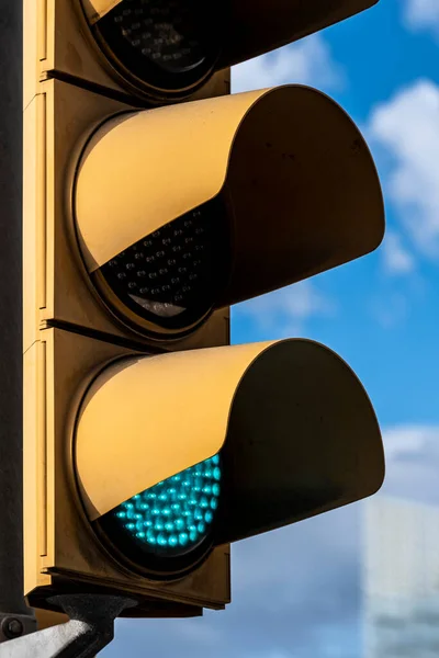 Közlekedési Lámpák Bezárása Egy Modern Kerületben — Stock Fotó