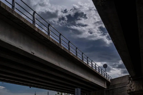 Ponte Autostradale Cielo Nuvoloso Sfondo — Foto Stock