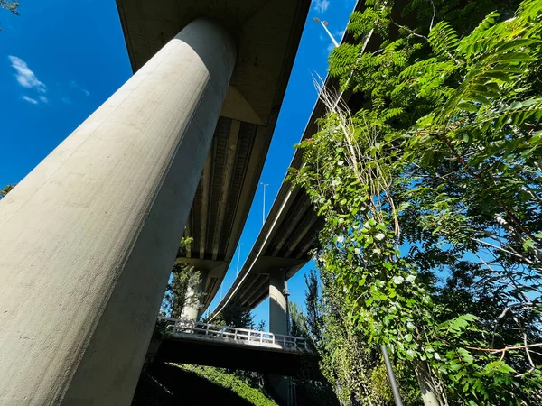 Puente Elevado Una Autopista Que Atraviesa Río Llobregat Ciudad Martorell —  Fotos de Stock