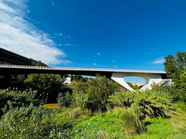 Puente Elevado Una Autopista Que Atraviesa Río Llobregat Ciudad Martorell —  Fotos de Stock