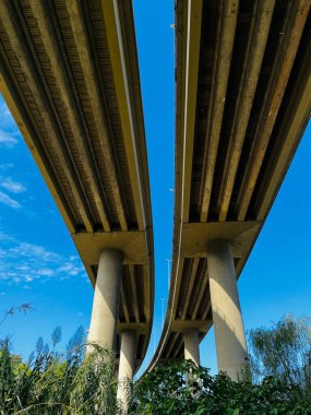 Llobregat nehri ve Barselona 'daki Martorell şehrinden geçen bir otoyolun yükseltilmiş köprüsü.