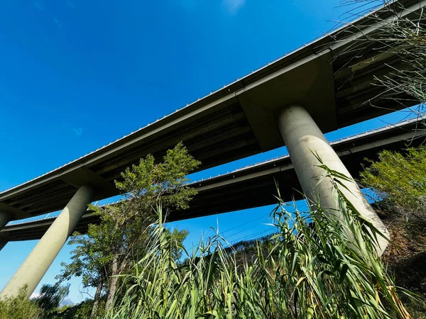 Ponte Elevada Uma Auto Estrada Que Atravessa Rio Llobregat Cidade — Fotografia de Stock