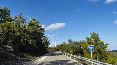 Katalonya dağlarında yel değirmenleriyle üretilen yeşil enerji