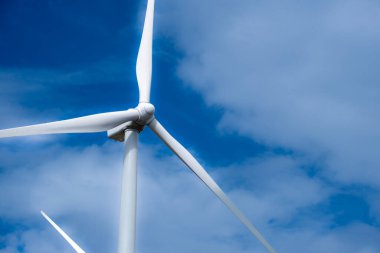 Rüzgar türbinleri gün batımında, arka planda gökyüzü