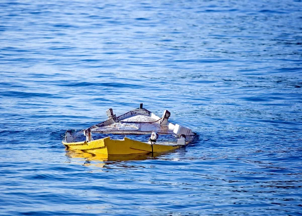 Barco abandonado — Fotografia de Stock