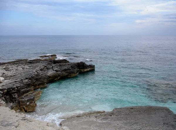 Bella spiaggia mediterranea al mattino — Foto Stock