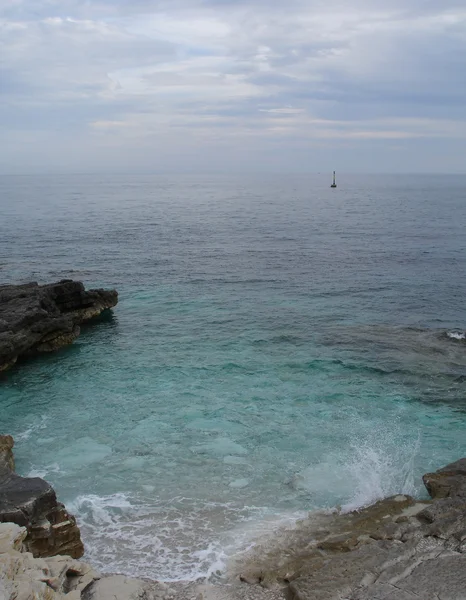 Hermosa playa mediterránea por la mañana —  Fotos de Stock