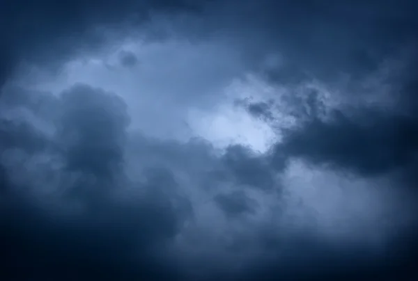 Ciel nuageux sombre avant la tempête — Photo