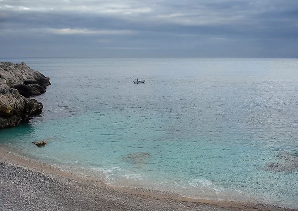 Hermosa playa mediterránea por la mañana —  Fotos de Stock
