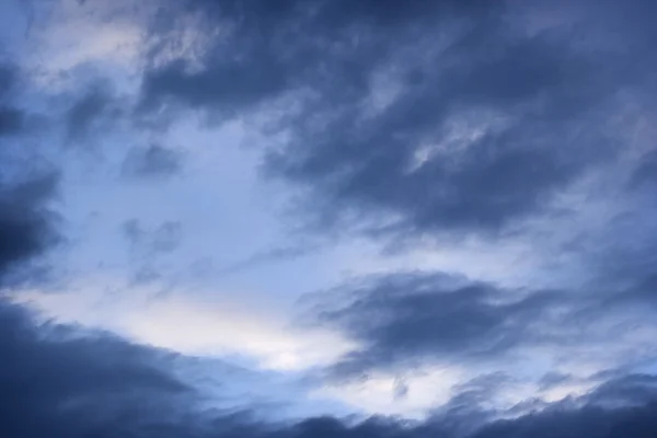 Donkere bewolkte lucht — Stockfoto