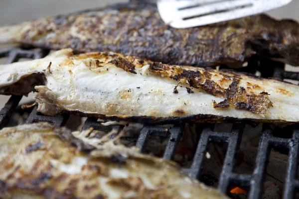 Fische auf dem Grill — Stockfoto