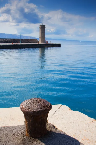 Molo di pietra in una piccola città mediterranea — Foto Stock