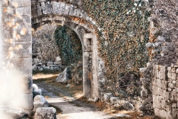 Starý hrad dvorek s kamennými oblouky — Stock fotografie