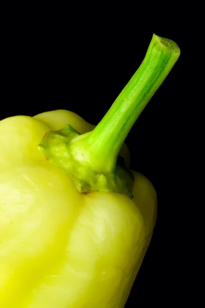 Gele paprika geïsoleerd op zwarte achtergrond — Stockfoto