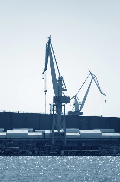 Краны судостроительного завода, черно-белые тонированные фото — стоковое фото