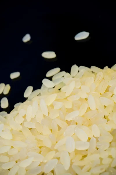 Siyah arka plan üzerine pirinç — Stok fotoğraf