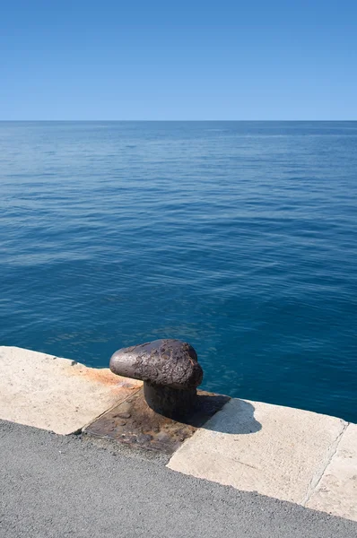 Old stone pier facing the horizon — Stock Photo, Image