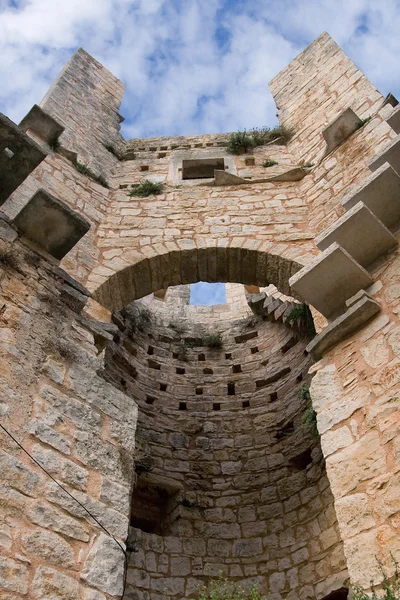 Torre de un antiguo castillo mediaval —  Fotos de Stock