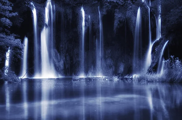 Prachtige watervallen, artistieke getinte foto — Stockfoto