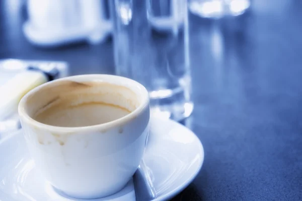 Used coffee mug on a restaurant table — Stock Photo, Image