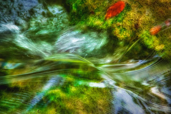 Farben der Natur - kleiner Wasserfall im Sommer — Stockfoto