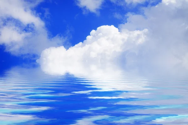 Белые облака и голубое небо в солнечный день — стоковое фото