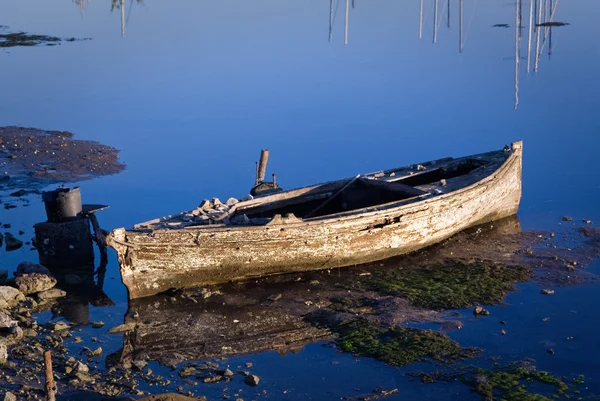 Opuštěné zapadlé dřevěná loď — Stock fotografie