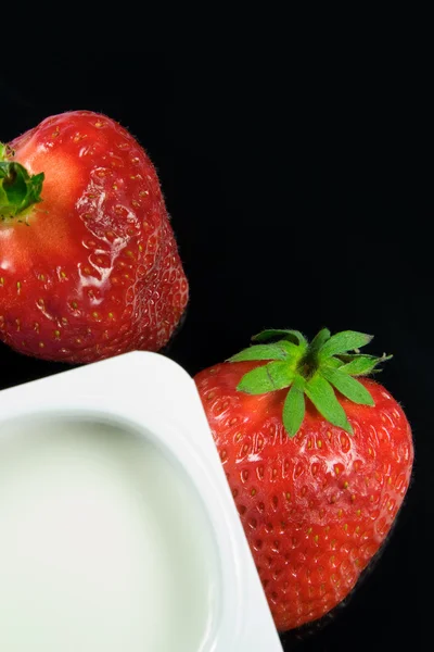 Gesundes Frühstück - frische rote Erdbeeren und Joghurt — Stockfoto