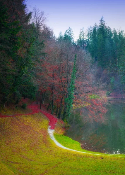 Landschap van een prachtig meer in de herfst — Stockfoto
