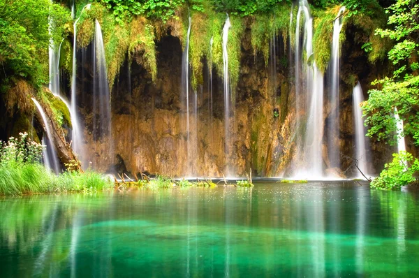 Schöne Wasserfälle im Nationalpark Plitvicer Seen — Stockfoto