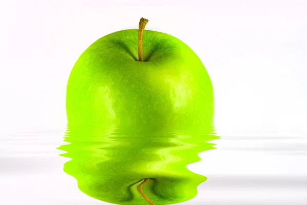 Maçã verde fresca molhada no fundo branco — Fotografia de Stock