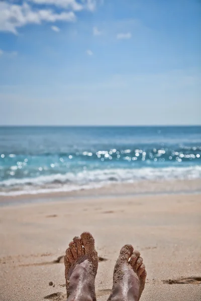 Voeten op een zand strand — Stockfoto