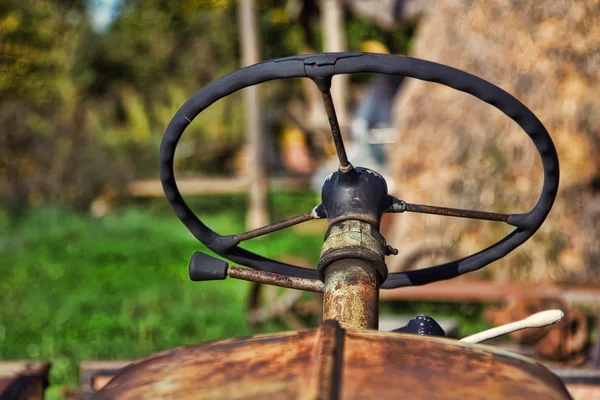 Старый ржавый трактор — стоковое фото