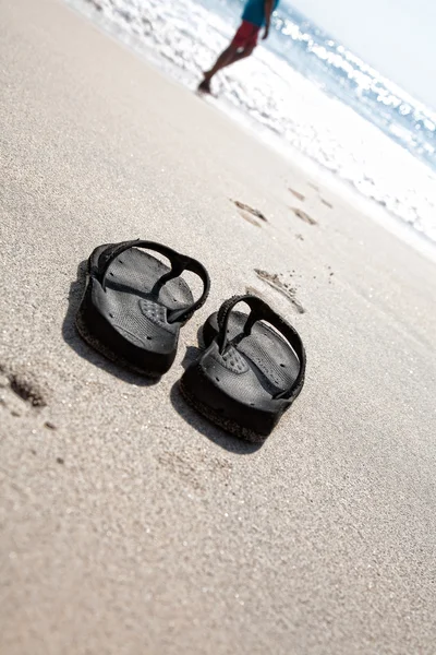 Flip flops on a sand beach — Stock Photo, Image