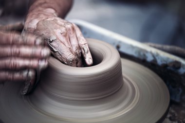 Çömlekçilik direksiyonda çalışan personel, sanatsal tonda