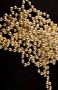 Siyah arkaplanda inciler