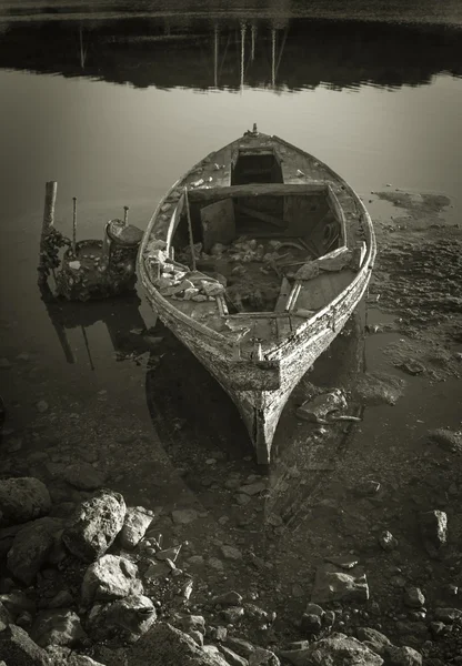 Abandoned Wooden Boat — Stock Photo, Image