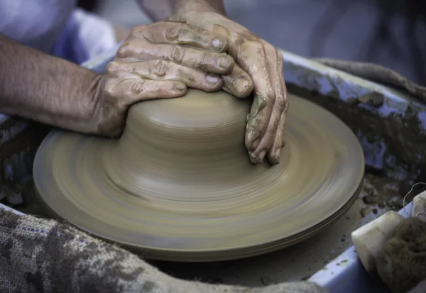 Mani che lavorano sulla ruota della ceramica — Foto Stock