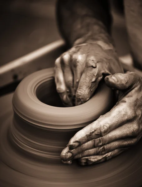 Mani che lavorano sulla ruota della ceramica — Foto Stock