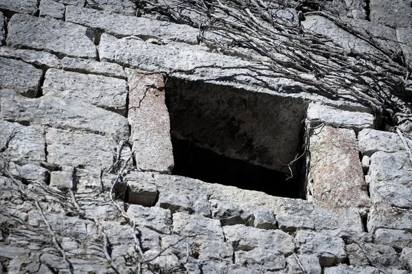 Vieja ventana en una casa de piedra abandonada —  Fotos de Stock