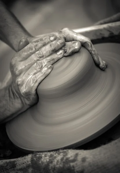 Manos trabajando sobre rueda de cerámica, artística tonificada — Foto de Stock