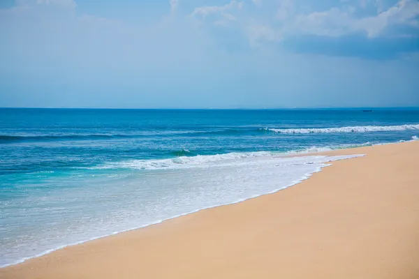 Bella spiaggia di sabbia tropicale surf — Foto Stock