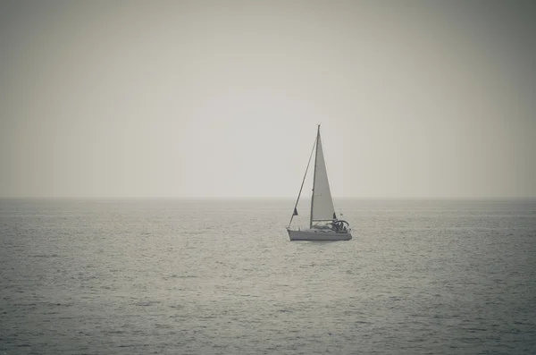 바다에서 항해 하는 요트의 레트로 격 조 그림 — 스톡 사진