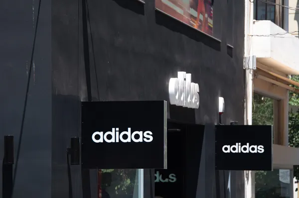 Adidas Schilder im Geschäft — Stockfoto