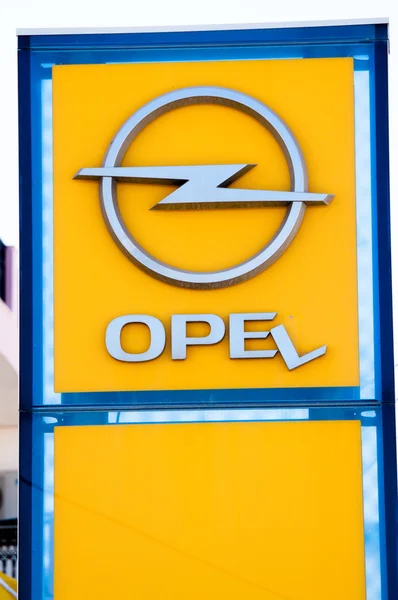 Uszkodzony opel znak — Zdjęcie stockowe